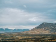 Paisagem islandesa com colinas — Fotografia de Stock