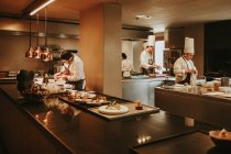 Restaurantpersonal in der Küche — Stockfoto