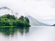 Mountain lake in Highlands — Stock Photo