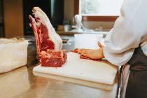 Cucine mani affettare la carne — Foto stock