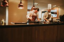 Mitarbeiter in der Küche — Stockfoto