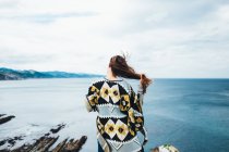 Женщина смотрит на морской пейзаж — стоковое фото