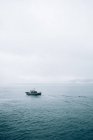 Малий човен у морі — стокове фото