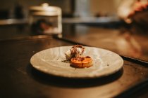 Блюдо с десертом из труфы — стоковое фото