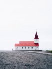 Біла церква з червоним дахом — стокове фото
