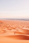 Humano perdido no deserto enorme — Fotografia de Stock
