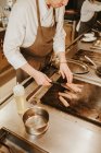 Cocinero profesional freír tunna - foto de stock