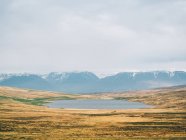 Lac dans la vallée de montagne — Photo de stock