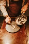 Руки buttering плита — стокове фото