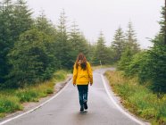 Chica caminando camino del bosque - foto de stock