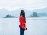 Девушка стоит над туманными разрушенными башнями — стоковое фото