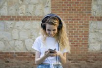 Chica alegre con auriculares - foto de stock