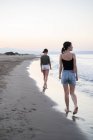 Жінки ходять на пляжі — стокове фото