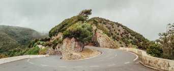 Estrada curva nas montanhas — Fotografia de Stock