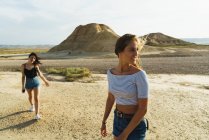 Женщины позируют на песчаных холмах — стоковое фото