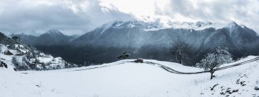 Voiture conduite route de montagne — Photo de stock