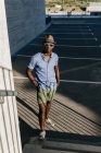 Elegante uomo nero in posa in strada — Foto stock