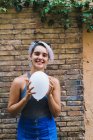 Mujer encantadora posando con globo - foto de stock