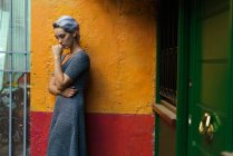 Donna in posa in parete colorata — Foto stock