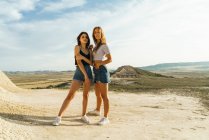 Donne felici in posa sulla collina — Foto stock