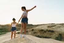 Donne felici che camminano sulla collina — Foto stock