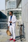 Stilvoller schwarzer Mann posiert auf der Straße — Stockfoto