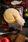 Сир з фруктами і хлібом — стокове фото