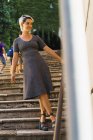 Bella donna in posa sulle scale — Foto stock