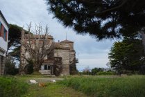 Зовнішній вигляд кам'яного будинку в сільській місцевості — стокове фото