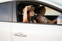 Belle donne che guidano auto — Foto stock