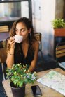 Donna che si rilassa nel caffè durante il viaggio — Foto stock