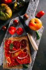 Torta de tomate com cebola e manjericão — Fotografia de Stock