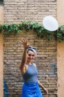 Charmante Frau posiert mit Luftballon — Stockfoto