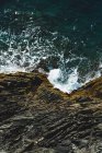 Rocas ásperas y olas - foto de stock