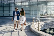 Paar zu Fuß in der Stadt — Stockfoto