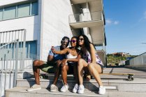 Giovani in posa per selfie in strada — Foto stock