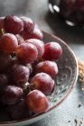 Detalhe de uvas roxas em uma tigela . — Fotografia de Stock