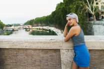 Giovane donna sicura di sé in posa sul ponte — Foto stock