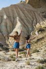 Donne che camminano in collina — Foto stock