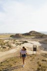 Femme marchant sur une colline de sable — Photo de stock