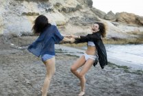 Meninas alegres brincando na areia — Fotografia de Stock