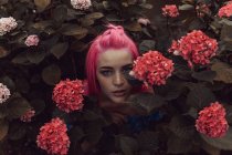 Frau posiert in leuchtenden Blumen — Stockfoto