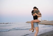 Abbracciare felice coppia femminile — Foto stock