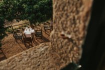 Tisch draußen auf der Landschaft — Stockfoto