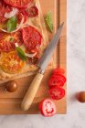 Tarta de tomate con cebolla y albahaca - foto de stock