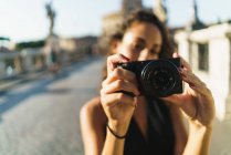 Woman taking photo to the photographer — Stock Photo