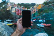 Mann mit Smartphone in der Bucht, Manarola — Stockfoto