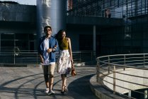 Paar zu Fuß in der Stadt — Stockfoto