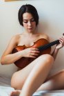 Femme nue posant avec violon — Photo de stock
