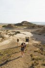 Женщины ходят по песчаному холму — стоковое фото